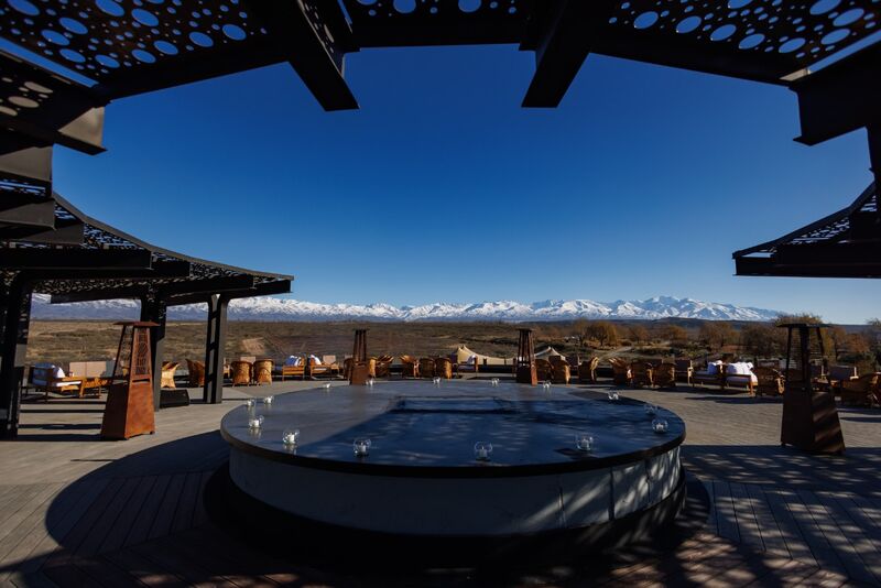 Pérgola do rooftop com panorâmica da Cordilheira dos Andes