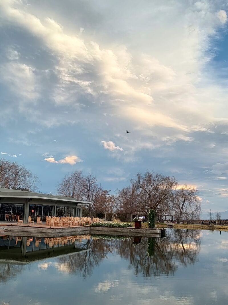 Céu de Mendoza sobre o setor do lago da bodega