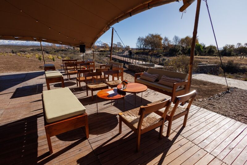 Deck do terraço com mesas ao sol de Gualtallary