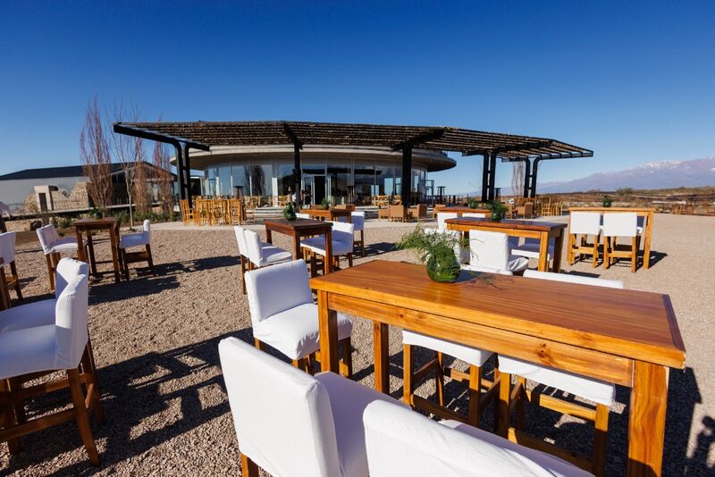 Living ao ar livre montado para recepção no terraço da bodega