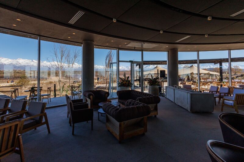 Salão envidraçado do Restaurante Rastro com vista para os vinhedos e a montanha